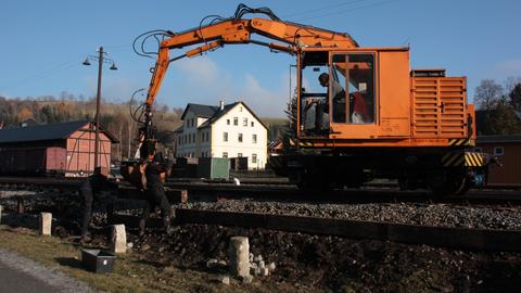 Errichtung eines Schotterbettabfangs am Gleis 1 in Steinbach.