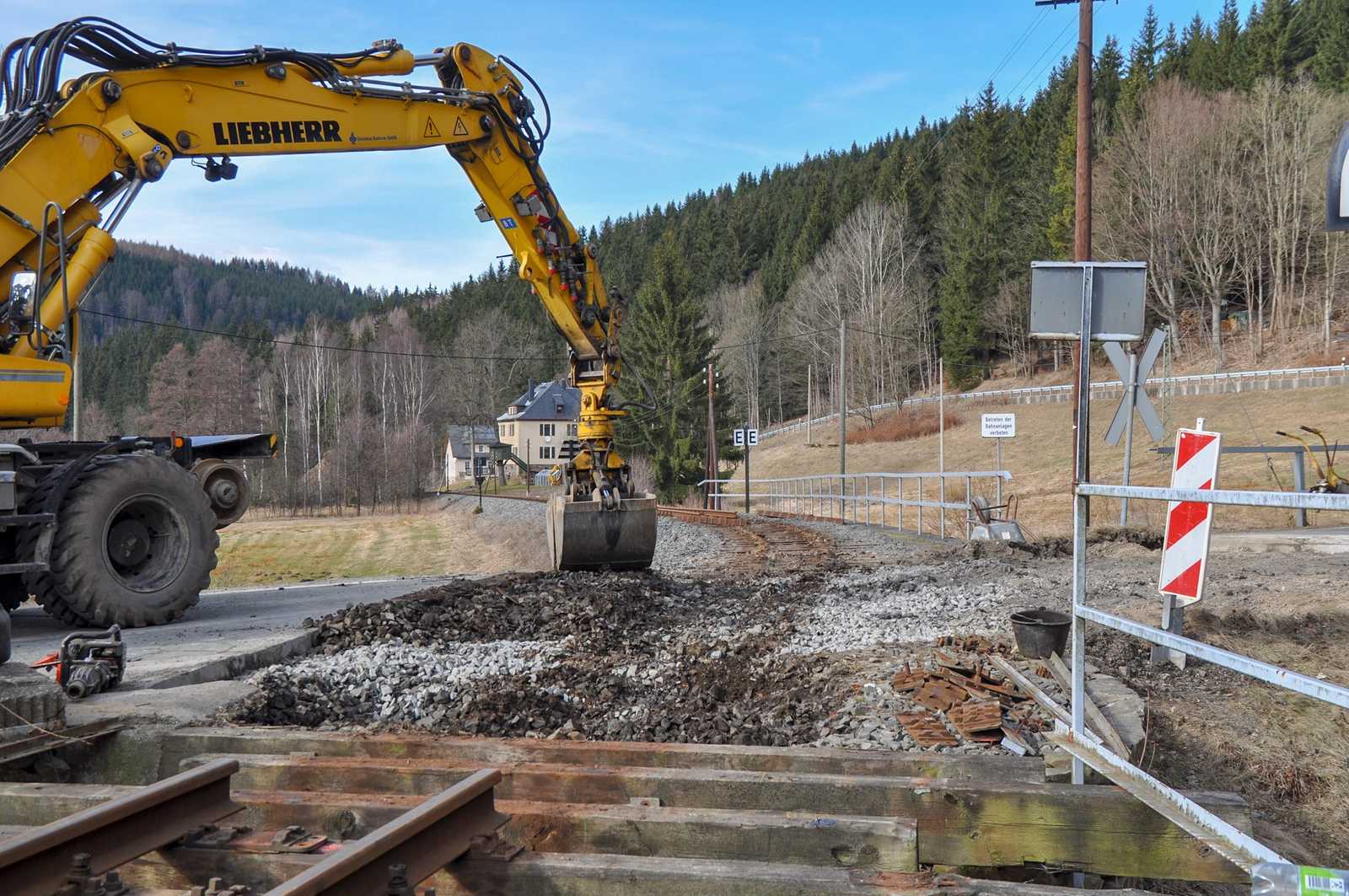 Vom 3. bis 6. April fand in Schmalzgrube die Erneuerung des Bahnüberganges (BÜ) am km 18,7 statt. Dazu war zunächst das 1996 eingebaute Gleis zu entfernen. Danach wurden das Gleis und die Entwässerung neu aufgebaut.