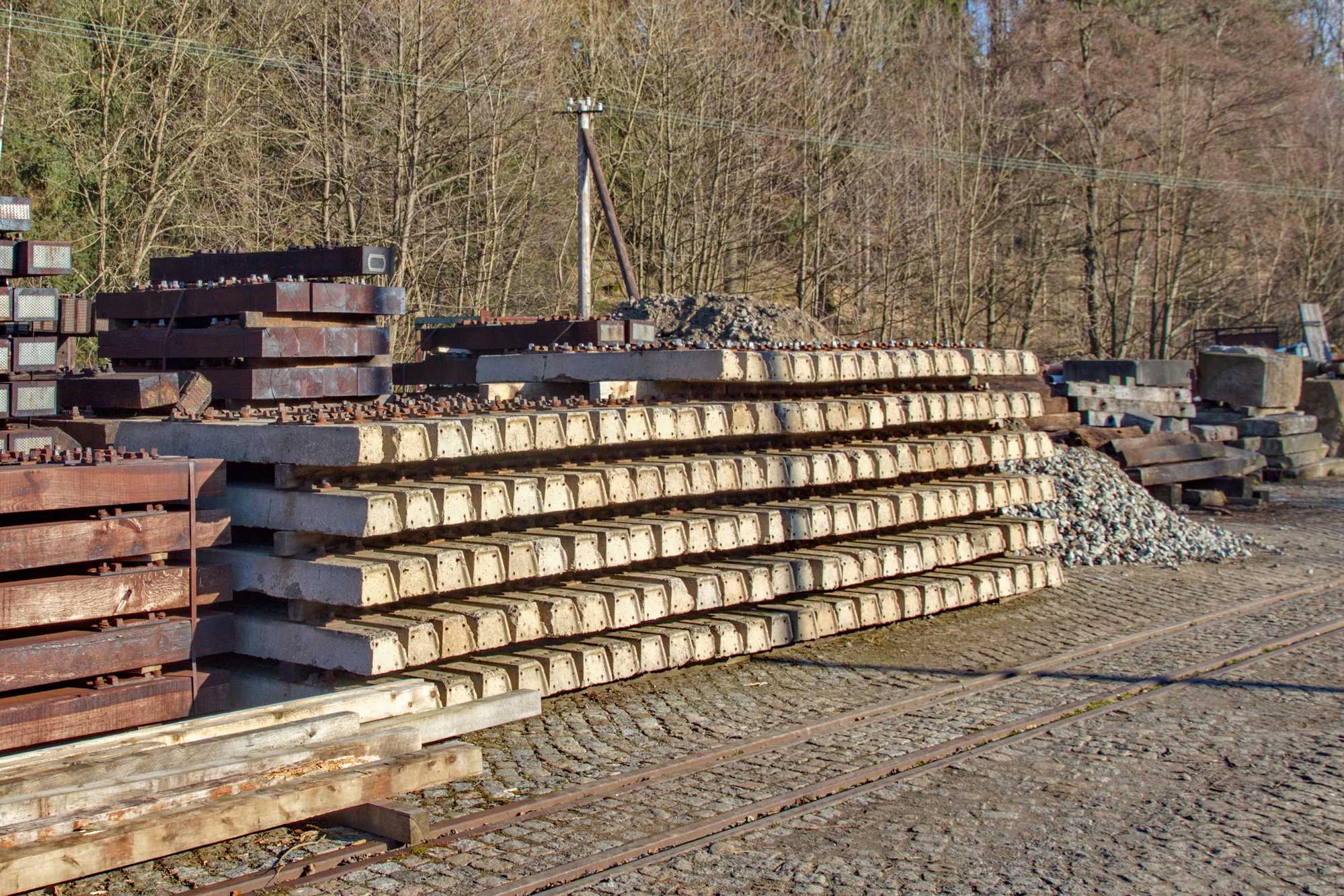 In Schmalzgrube lagern seit 2017 die aufgearbeiteten Betonschwellen für die südliche Bahnhofseinfahrt und die dafür benötigten Schienen.