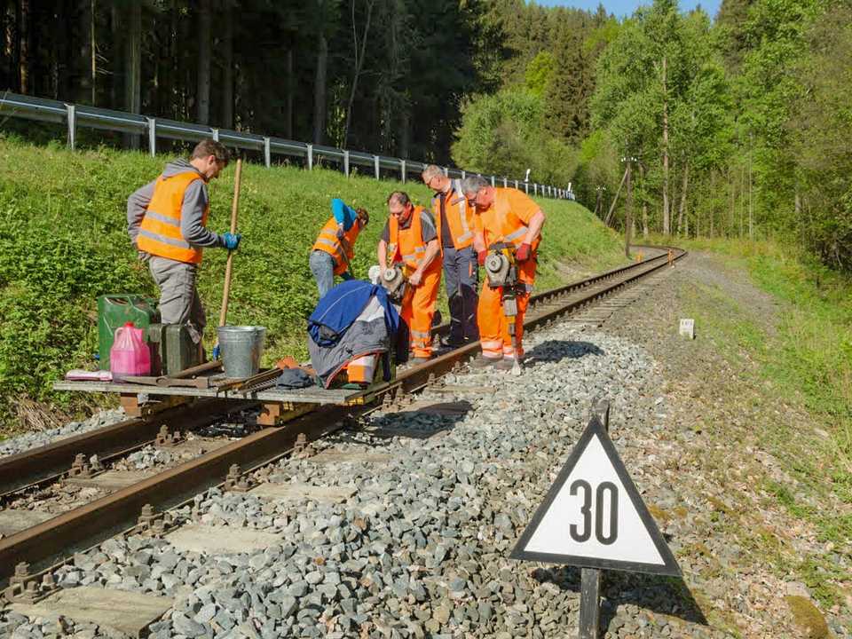 Am 7. Mai wartete der Gleisbautrupp die Schienenstöße oberhalb vom Haltepunkt Andreas-Gegentrum-Stolln.