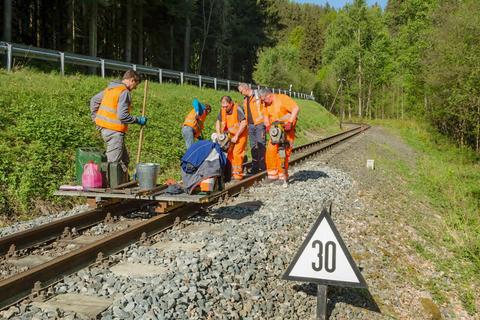 Am 7. Mai wartete der Gleisbautrupp die Schienenstöße oberhalb vom Haltepunkt Andreas-Gegentrum-Stolln.