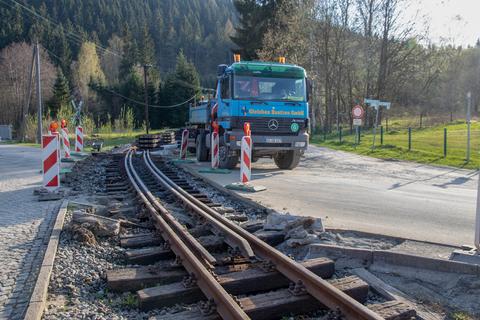 Vor 23 Jahren wurde in Schmalzgrube der Bahnübergang an der Ausfahrt in Richtung Jöhstadt erstmals neu
gebaut, im April 2018 erfolgte eine Erneuerung und Korrektur der Bogengradiente.