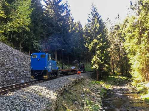 Für den vorgesehenen Schienenwechsel im Betonschwellenabschnitt zwischen Schmalzgrube und Schlössel wurden Anfang Mai 2018 von einem Arbeitszug neue Schienen ausgelegt.
