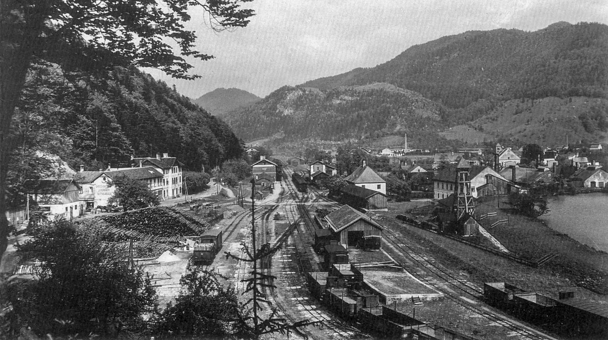 Der Spurwechselbahnhof Kienberg-Gaming um 1900: In Bildmitte steht die Umladehalle, im Hintergrund sind das Empfangsgebäude und der Lokschuppen zu erkennen.