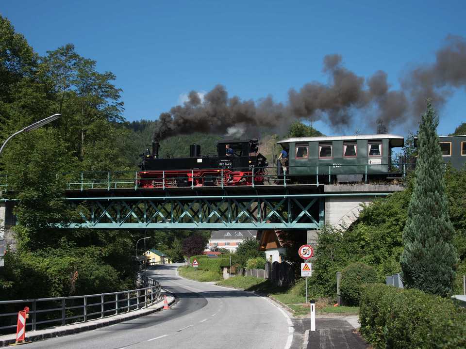 Auf der Rampe vom Bahnhof Kienberg-Gaming zum Hp Gaming überquerte die Gastlok 99 1542-2 am 21. Juli 2017 mit dem Probezug auch die 20 m lange Gitterbrücke über den Pockaubach. An die Stahlbrücke schließen beidseitig gemauerte Steinbogenbrücken an.