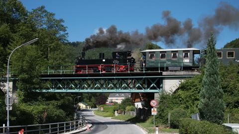 Auf der Rampe vom Bahnhof Kienberg-Gaming zum Hp Gaming überquerte die Gastlok 99 1542-2 am 21. Juli 2017 mit dem Probezug auch die 20 m lange Gitterbrücke über den Pockaubach. An die Stahlbrücke schließen beidseitig gemauerte Steinbogenbrücken an.