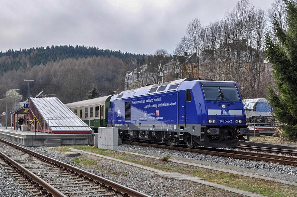 Den Sonderzug von Leipzig nach Annaberg-Buchholz zur Auftaktveranstaltung für das im nebenstehenden Text erklärte Eisenbahnforschungsprojekt zog am 12. April die Lok 246 049-2 der PRESS.