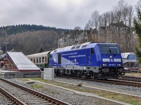 Den Sonderzug von Leipzig nach Annaberg-Buchholz zur Auftaktveranstaltung für das im nebenstehenden Text erklärte Eisenbahnforschungsprojekt zog am 12. April die Lok 246 049-2 der PRESS.