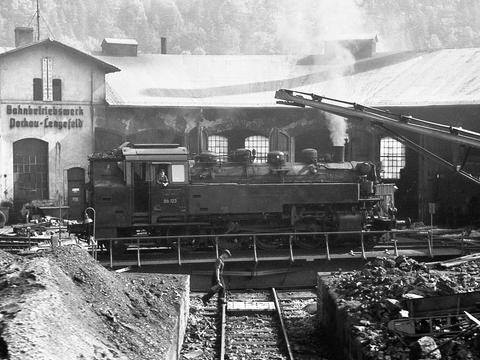 Am 7. August 1964 fotografierte Günter Meyer die Lok 86 123 auf der Drehscheibe des damals noch selbstständigen Bw Pockau-Lengefeld.