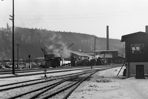 Am 30. Dezember 1966 fotografierte Günter Meyer die Lokomotiven 86 270 und 86 123 beim Bekohlen, rechts davon stehen unter anderem 38 209 und 58 1375. Der PK dankt Manfred Meyer für seine Hilfe!