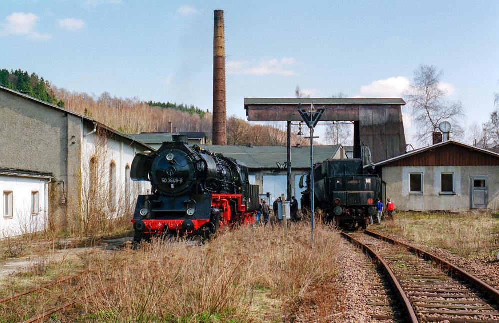 Auf dem Weg nach Chemnitz legte die zuvor in Olbernhau hinterstellte Lok 52 8068 im April 2001 in Pockau einen Wartungsstopp ein.