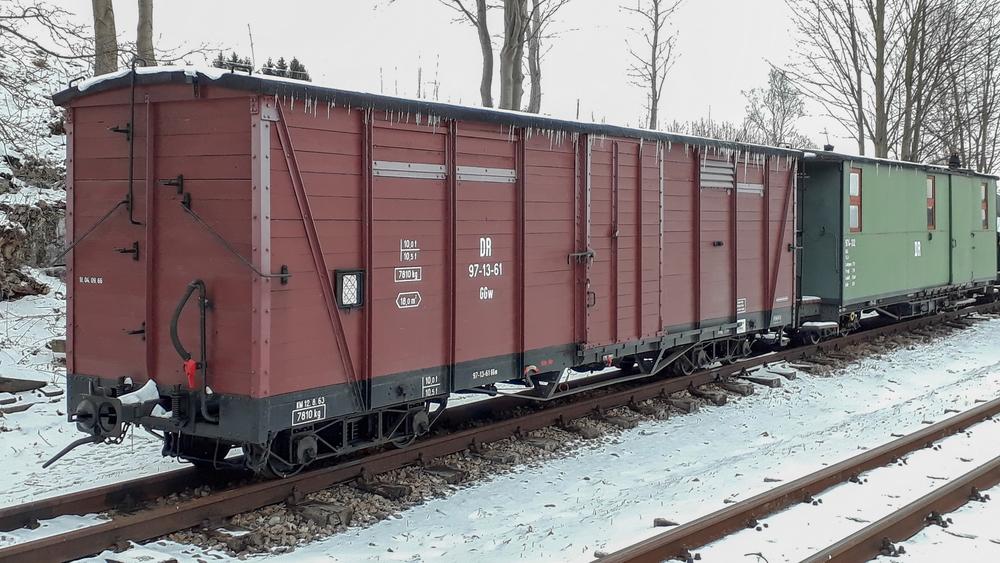 Der von der Traditionsbahn Radebeul e.V . aus einem Wagenkasten mit den Drehgestellen und anderen Teilen des Güterwagens 97-09-77 neu aufgebaute GGw 97-13-61 befindet sich seit 16. Februar bei der Museumsbahn Schönheide.