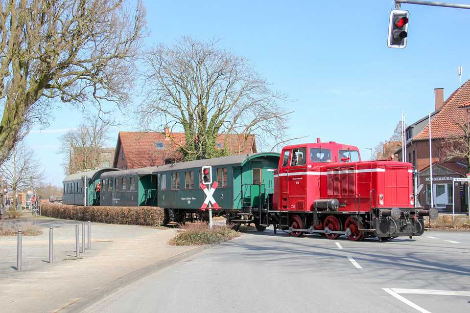 Nachdem ein Teil der VDMT-Tagungsgäste am 18. März 2018 die Heimreise ab Bohmte angetreten hatte, brachte der Nebenbahnzug der Museums-Eisenbahn Minden alle anderen Gäste zurück nach Preußisch Olden­dorf. Für diesen Verein stand übrigens bis vor mehreren Jahren auch 86  744 im Einsatz.