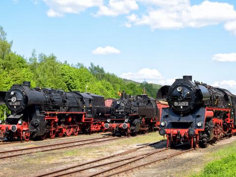 Auf den Gleisen des ehemaligen Güterbahnhofes präsentierte der VSE anlässlich der 26. Schwarzenberger Eisenbahntage auch drei seiner Dampfloks. Noch ohne Absperrband waren diese am 8. Mai zu fotografieren.