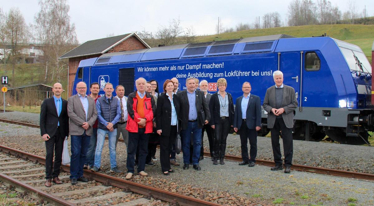 Vor Vertragsunterzeichnung nahmen die EAB-Projektpartner am 13. April im Bahnhof Markersbach für ein Gruppenfoto vor dem Zug Aufstellung.