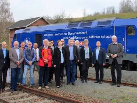 Vor Vertragsunterzeichnung nahmen die EAB-Projektpartner am 13. April im Bahnhof Markersbach für ein Gruppenfoto vor dem Zug Aufstellung.