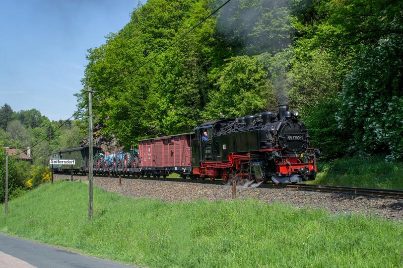 Am 5. Mai führte 99 1793-1 diesen Foto-Gmp von Freital-Hainsberg nach Kurort Kipsdorf. Bei der Ausfahrt Seifersdorf fotografierte Kevin Steckel den für Eisenbahnfreunde aus Kreischa verkehrenden Sonderzug.