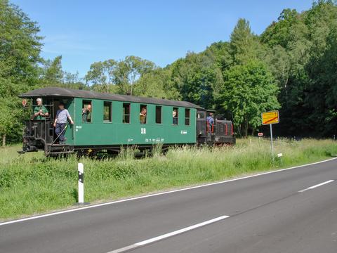 Ehrenberg 2 km, informiert das Ortsausgangsschild von Lohsdorf. Links davon im Hintergrund markiert eine Tafel das Gleisende, wohin am 20. Mai die V10C der Schwarzbachbahn mit dem Wagen 970-537 fuhr.