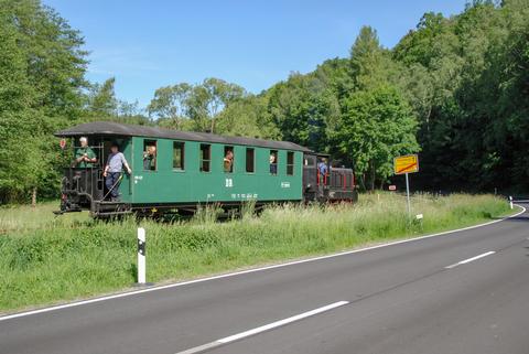 Ehrenberg 2 km, informiert das Ortsausgangsschild von Lohsdorf. Links davon im Hintergrund markiert eine Tafel das Gleisende, wohin am 20. Mai die V10C der Schwarzbachbahn mit dem Wagen 970-537 fuhr.