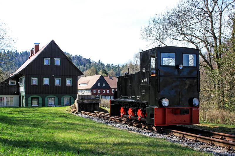 Selten wird das Gleisende vom Bahnhof Kurort Jonsdorf fotogra ert, hinter dem zwei für die Region typische Umgebindehäuser stehen. Bei einer Sonderfahrt am 14. April lichtete dort Torsten Bartsch die Köf 6001 ab.