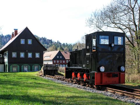 Selten wird das Gleisende vom Bahnhof Kurort Jonsdorf fotogra ert, hinter dem zwei für die Region typische Umgebindehäuser stehen. Bei einer Sonderfahrt am 14. April lichtete dort Torsten Bartsch die Köf 6001 ab.
