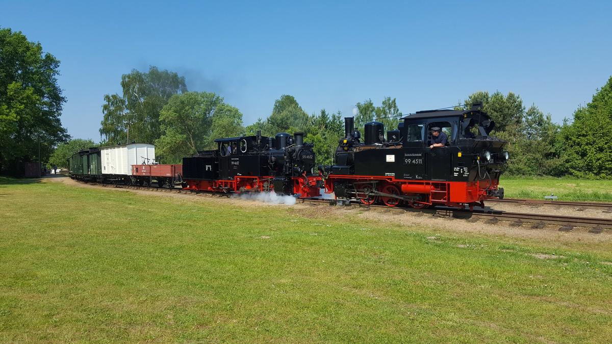 Die Tenderlok 99 4511 aus Jöhstadt leistete am 13. Mai der Schlepptenderlok 99 4652 aus Putbus Vorspann, hier fotografiert mit einem gemischten Zug in Lindenberg.
