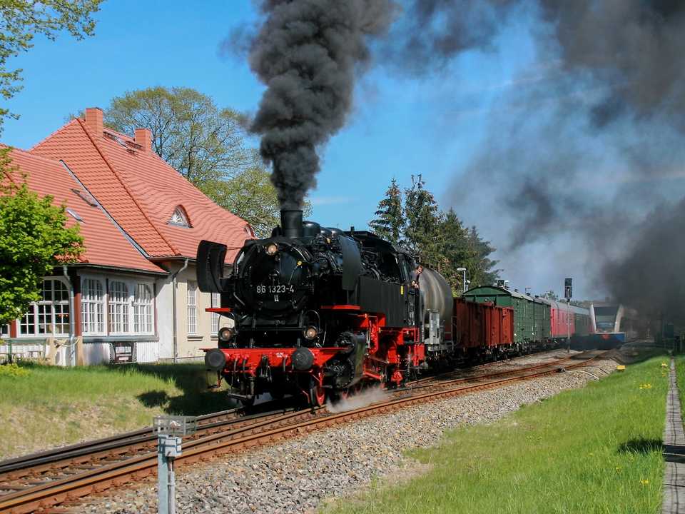 Ende April/Anfang Mai 2018 kam die PRESS-Tenderlok 86 1333-3 erneut als „86 1323-4“ beschildert auf der Insel Usedom zum Einsatz. Am 3. Mai verließ sie die Insel, hier in Trassenheide.