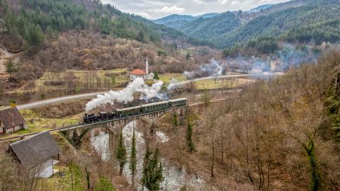 Zwischen Dobrund und Vardište steigt die Strecke im Tal des Flusses Rzav stetig an – am 5. März 2018 war der von der 1923 von der deutschen Firma Arnold Jung in Jungenthal gebauten Dampflok 83-052 geführte Sonderzug auf diesem Teil der ehemaligen bosnischen Ostbahn unterwegs.