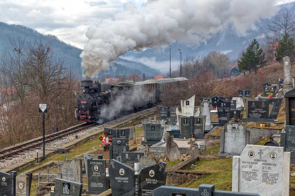 Bevor die Strecke im bosnisch-serbischen Grenzgebiet im Jahre 2003 wiedereröffnet werden konnte, mussten Teile dieses Friedhofs vom Bahnkörper umverlegt werden. Am 6. März 2018 verlässt der Sonderzug Mokra Gora, um den Šargan-Pass zu bezwingen.