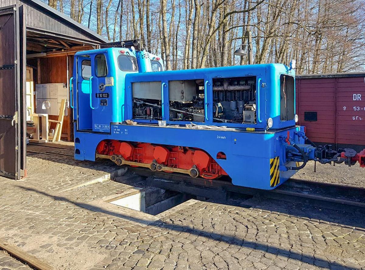 Kurz vor Ostern beendete der Pollo-Verein die Untersuchung der Lok V10  102. Dadurch stand sie für die Osterfahrtage wieder zur Verfügung. Oliver Berg fotografierte die Lok am 24. März vor dem Fahrzeugschuppen in Mesendorf.