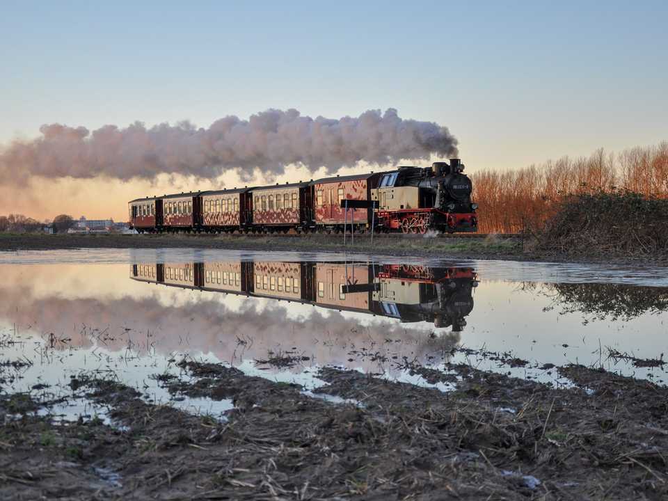 Die Lok 99  2331-9 mit dem letzten Planzug des Tages spiegelte sich am 7. Januar in einem der durch anhaltende Regenfälle auf dem Feld nahe dem Haltepunkt Steilküste „neu entstandenen Seen“.