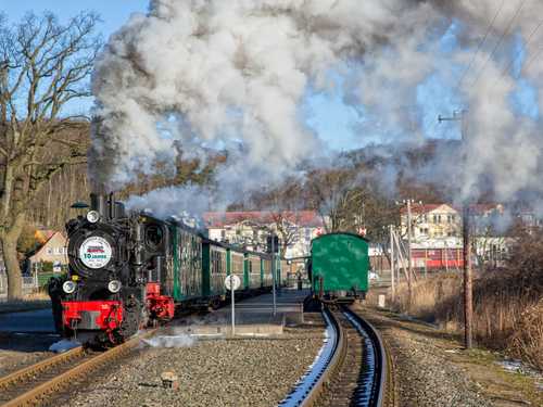 Anlässlich „10 Jahre RüBB“ waren am 18. März die beiden Vulcanloks an der Rauchkammer geschmückt. In Sellin Ost kreuzten die beiden Züge.