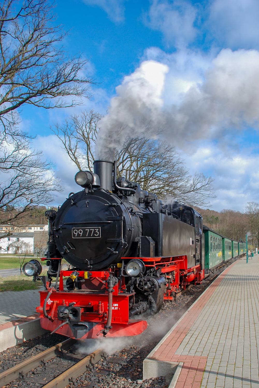 Die SDG-Lok 99 773 aus Oberwiesenthal führte am 18. März 2008 den ersten Zug der RüBB – hier fotografiert in Sellin Ost.