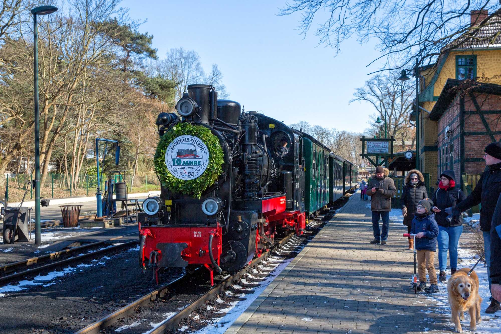 Zum 10. Jubiläum der RüBB verkehrte 99 4632-8 am 18. März 2018 mit einem Sonderzug von Göhren nach Binz LB und zurück, hier vor der Abfahrt in Göhren.