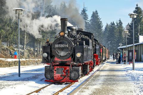 Richtig winterlich war es am 3. März 2018 auch noch in Schierke, als 99  5901-6 der Einheitslok 99  7222-5 mit einem Sonderzug zum Brocken Vorspann leistete.