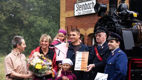Familie Schmidt aus Wilhelmshaven wurde bei einem Ausflug mit der Preßnitztalbahn in ihrem zweiwöchigen Erzgebirgsurlaub am 11. August in Steinbach überrascht. Als 600 000. Fahrgast seit 1993 erhielt Tanja Gotthilf-Schmidt einen Blumenstrauß nebst Jubiläumsfahrkarte sowie ein kleines Geschenk überreicht.