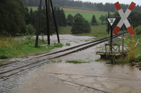 Dass die Preßnitztalbahn das Hochwasser im August 2002 im Vergleich zu anderen Eisenbahnstrecken geradezu glimpflich überstanden hat, ist unbestritten. Nichtsdestotrotz nahmen die Fluten am 12. August 2002 schon bedrohliche Fluten an.