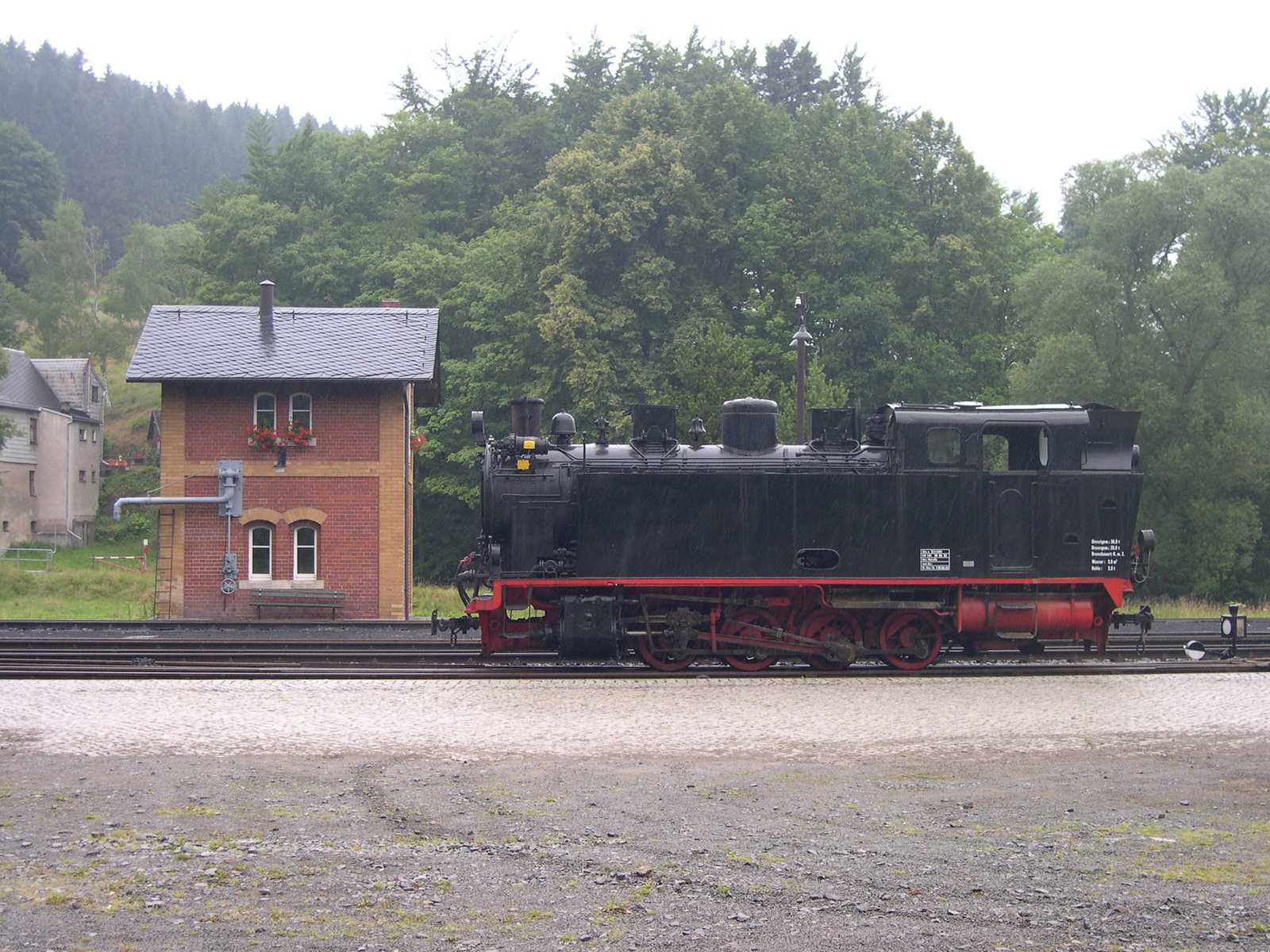 Lok „7“ am 17. Juli bei strömendem Regen in Steinbach.