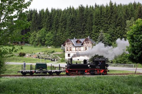In Vorbereitung der Güterzugveranstaltung überführt IV K 99 1542-2 am 31. Mai den Rungenwagen mit dem darauf abgestellten Feuerlöschgeräteanhänger in Richtung Schlössel.