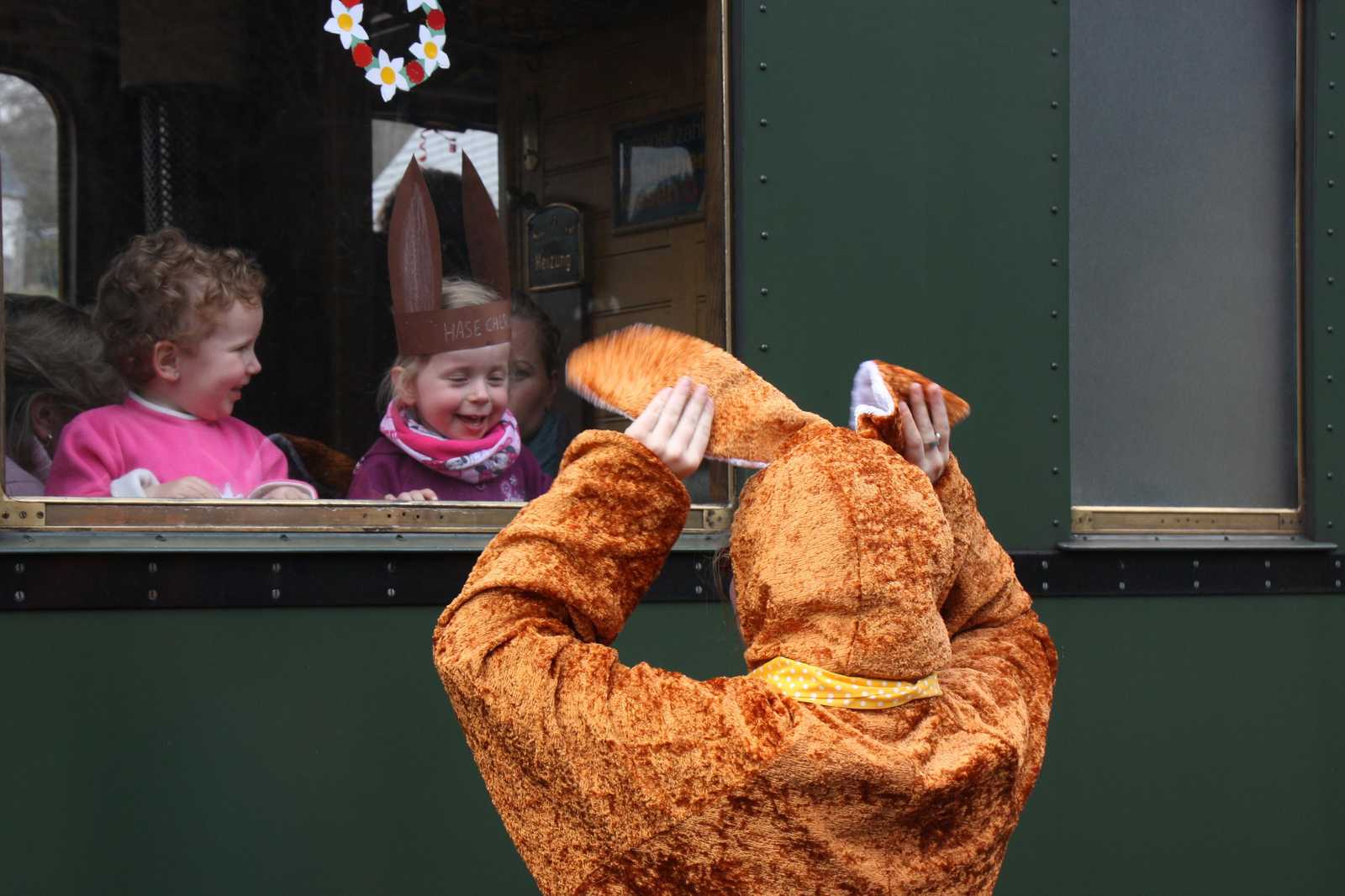 Sehr beliebt bei Kindern und Familien ist der Ausflug zu Ostern zur Preßnitztalbahn, weil man hier den Osterhasen oder die Osterhäsin treffen kann. Und der freut sich natürlich besonders, wenn er andere „Langohren“ im Zug erblickt.