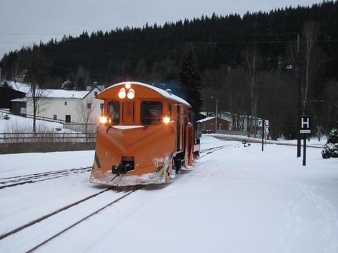 Am 16. Januar kam 199 009-2 mit dem Schneepflug 97-09-43 bei einer Räumfahrt durch den Bahnhof Schmalzgrube.