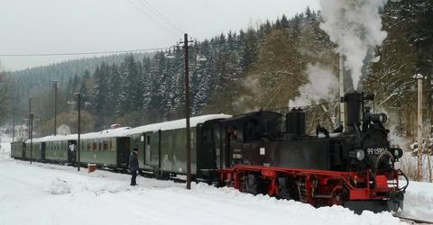 An fünf Wochenenden von Ende Januar bis Ende Februar stehen die Züge der Museumsbahn in den Winterferien der verschiedenen Bundesländer im Jahr 2012 wieder unter Dampf.
Am ersten Wochenende lichtete Andreas Viezens einen Zug im Bahnhof Schmalzgrube ab.