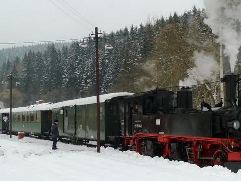 An fünf Wochenenden von Ende Januar bis Ende Februar stehen die Züge der Museumsbahn in den Winterferien der verschiedenen Bundesländer im Jahr 2012 wieder unter Dampf.
Am ersten Wochenende lichtete Andreas Viezens einen Zug im Bahnhof Schmalzgrube ab.