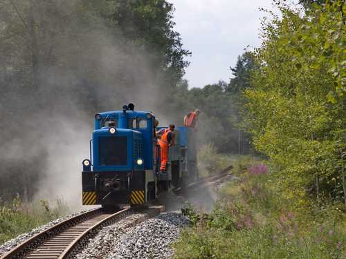 So weit konnte schon seit den 1970er Jahren kein Zug mehr auf der Preßnitztalbahn fahren, wie dieser Schotterzug nachdem das Gleis zwischen Bahnübergang Dürrenberg und dem neuen Gleisende bei Kilometer 23,260 montiert worden war.