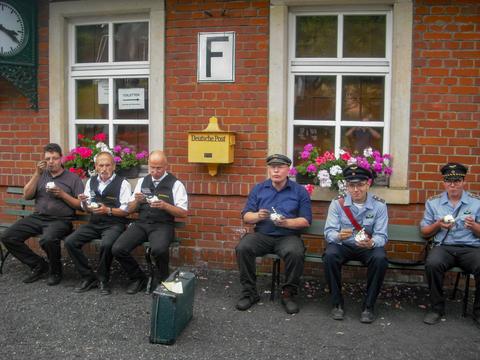 Verdiente „Eis-Pause“ für das Personal am Bahnhof Schmalzgrube am 8. Juli