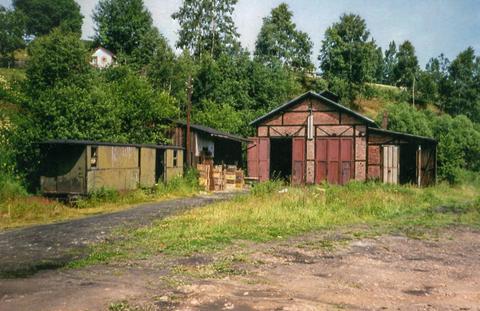 Verlassen und marode zeigte sich der Lokschuppen in Jöhstadt am 20. Juli 1988. Vor dem ehemaligen Kohlenschuppen stapelten sich Holzkisten, im Kasten des Gepäckwagens 974-352 lag Müll.