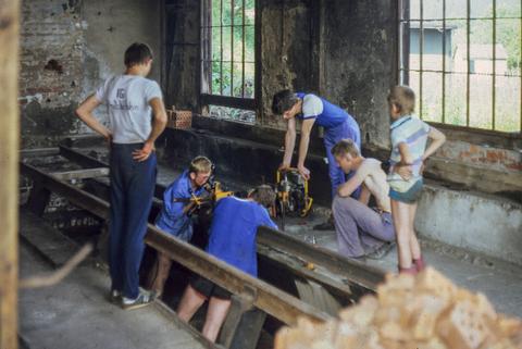 Am 28. Juli 1990 schraubten Mitglieder der IGP im Lokschuppenstand 3 auf den alten Stützen wieder Schienen an.