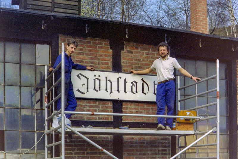 Am 14. April 1991 erhielt der Lokschuppen sein neues Stationsschild – gemalt vom Vereinsmitglied rechts.
