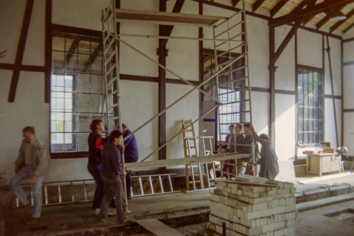 Das Gerüstumsetzen am 12. Oktober 1991 für die Malerarbeiten an den Innenwänden.