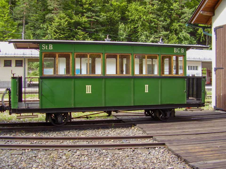 Der BC 9 (ex Steyertalbahn) gilt als ältester erhaltener österreichischer Schmalspurpersonenwagen.